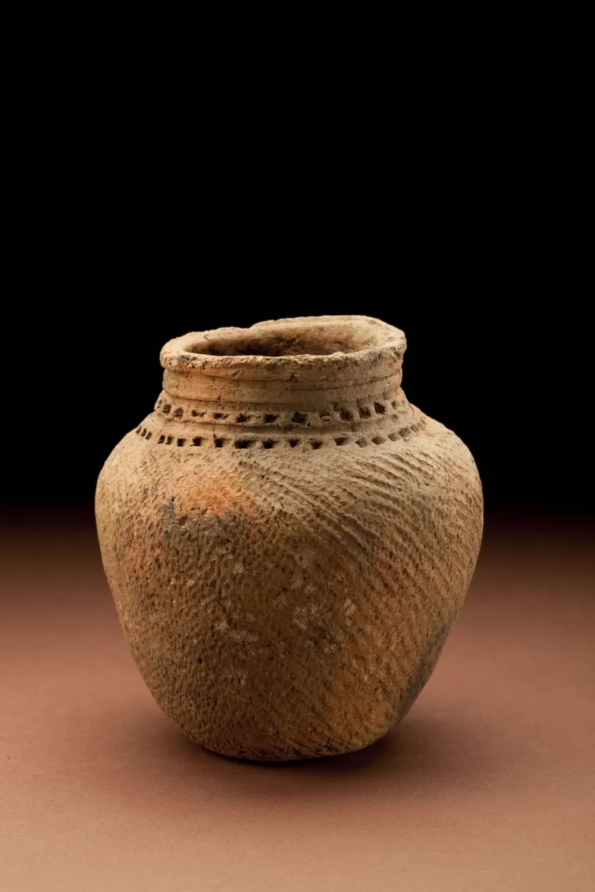 浅色花瓶喜欢和一个圆形的开顶块陶器