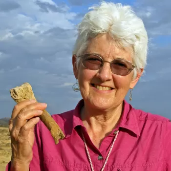 Anna K.(“Kay”)Behrensmeyer拿着骨头化石的照片