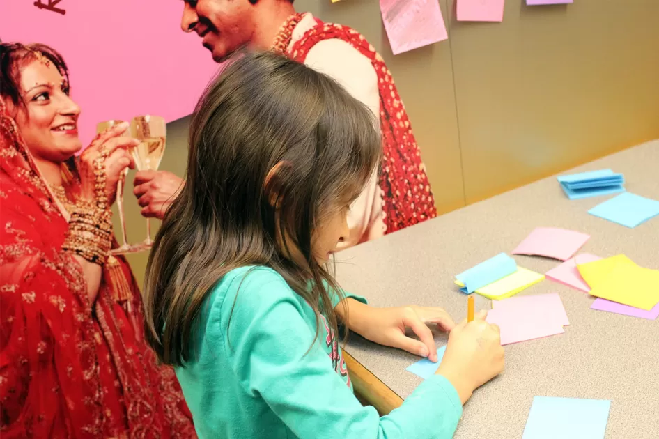 孩子写在便条上的人类起源旅行展览在斯波坎县图书馆在斯波坎,华盛顿