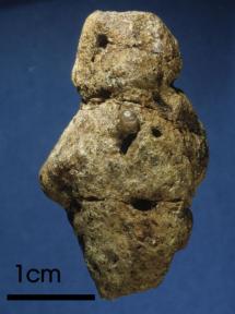 雕刻石头,Berekhat Ram,戈兰高地,中东地区,大约280000 - 250000岁。图片由史密森学会的。2022足球世界杯参赛队