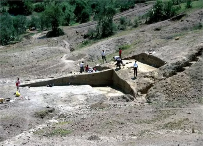 人挖掘一个200万岁的网站Kanjera南部,肯尼亚。图片由汤姆布拉默。