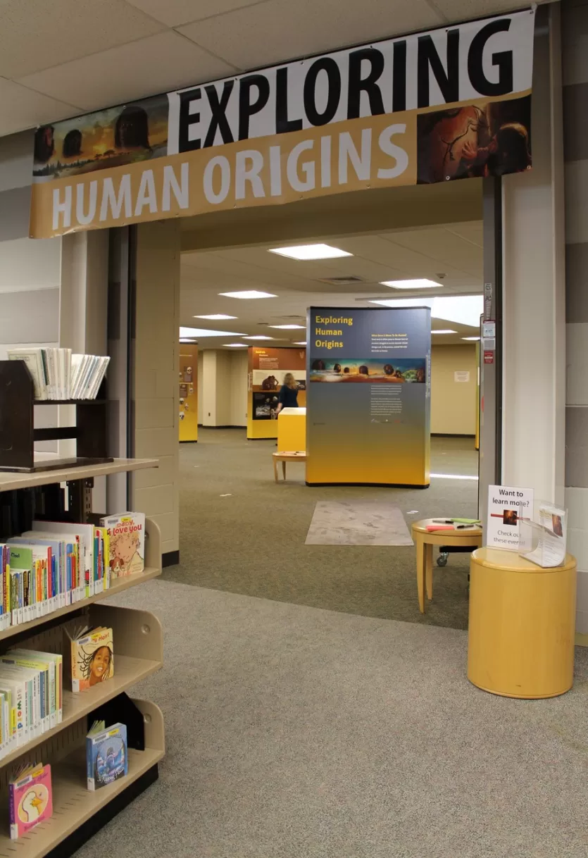 旅游展览的旗帜,探索人类起源,展览显示在第一个位置,在弗吉尼亚州切斯特菲尔德切斯特菲尔德县公共图书馆。