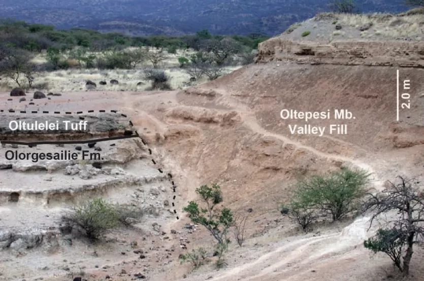 的照片贴上悬崖的标签照片的悬崖Oltulelei形成和底层Olorgesailie形成。