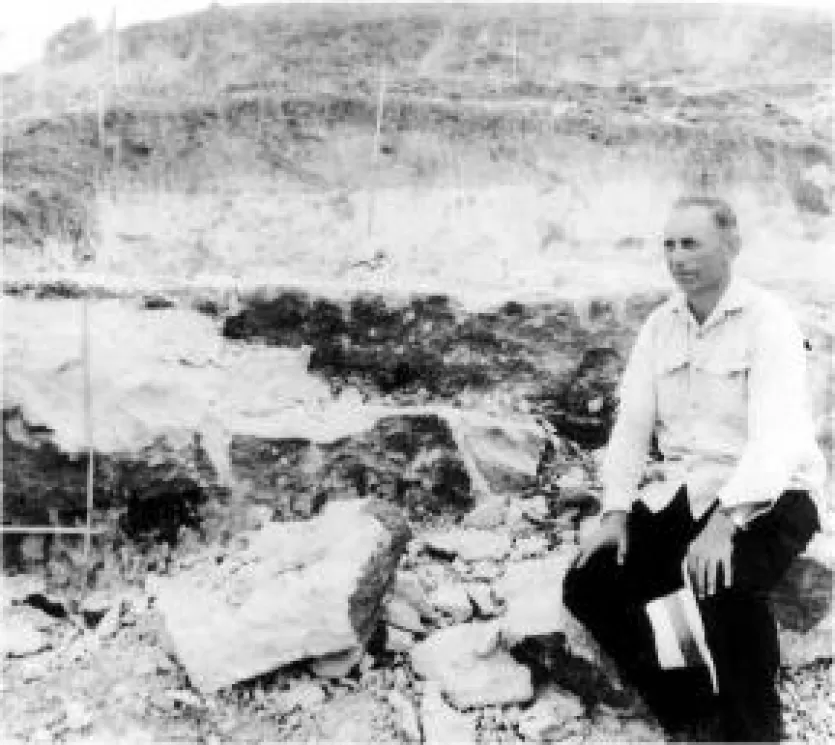 父亲Verhoeven坐在附近的他的一个发掘弗洛雷斯在Soa盆地在1960年代。从Verhoeven形象,1968年。