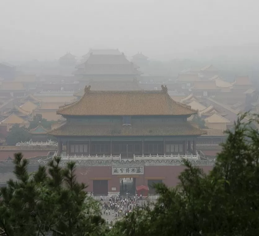 寺庙在北京紫禁城,中国被烟雾覆盖