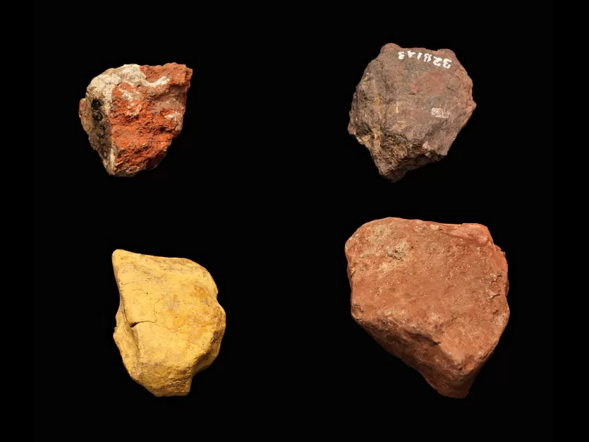 红赭石和赭色的彩色石头,被发现在一个墓地