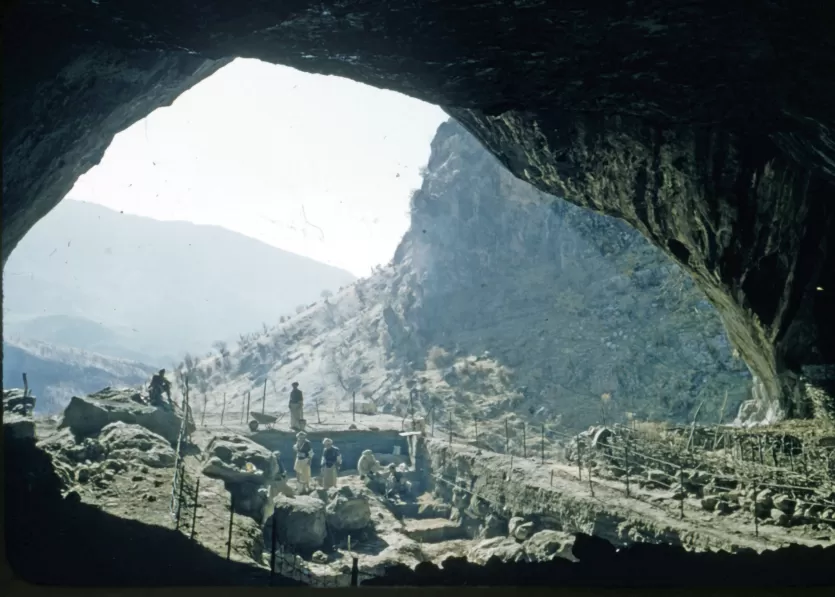 考古发掘和个人挖掘与山脉的沙尼达尔穴入口内的背景