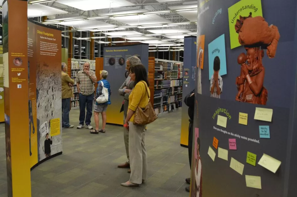 旅行客人行走在人类起源在雪松雪松城市公共图书馆展览城市,犹他州