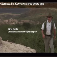 科学家,里克博士Potts站在Olorgesailie,肯尼亚