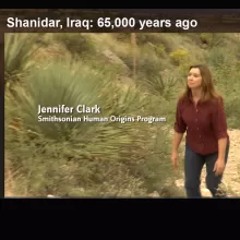 科学家,珍妮弗·克拉克博士站在沙尼达尔,伊拉克