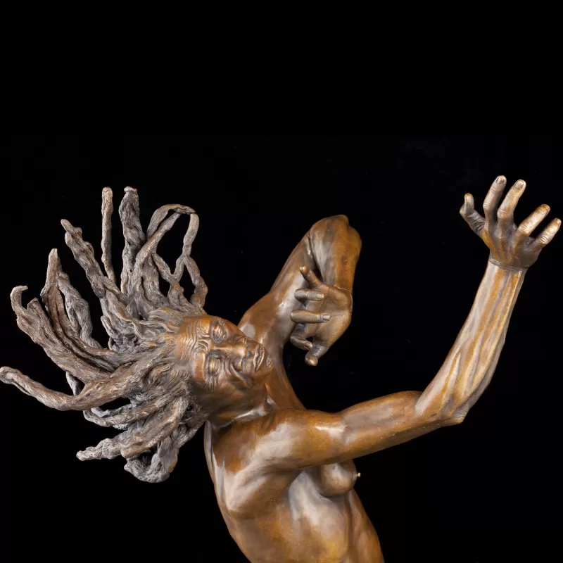 女性弗洛里斯人的铜像。她包括她的手和脸避开危险。